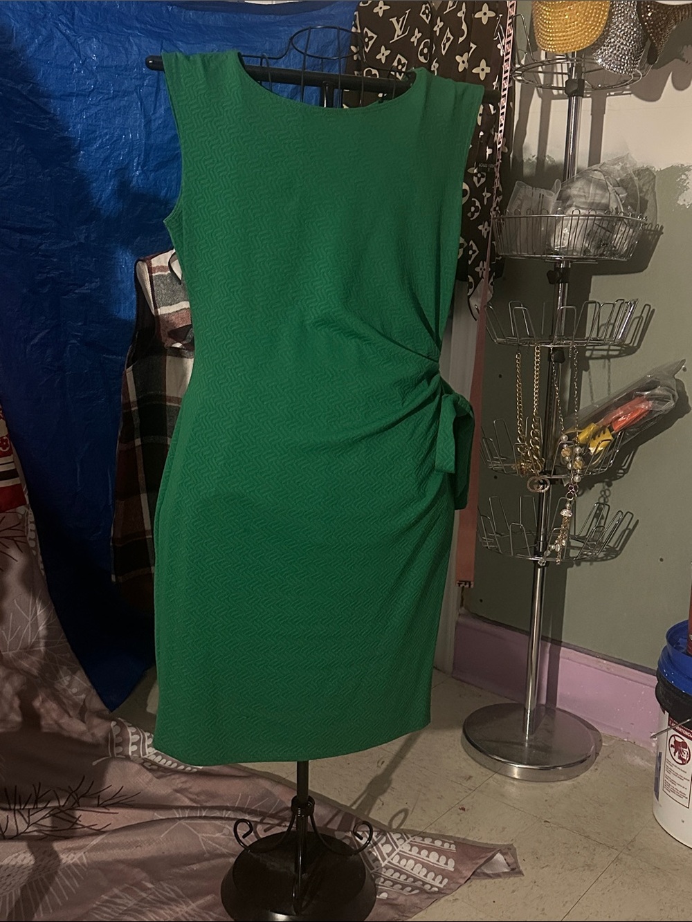 Green Sleeveless Knot-Detail Sheath Dress